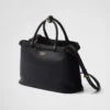 Bolso de piel mediano con hebilla Prada y doble cinturón Bolso de piel mediano con hebilla Prada y doble cinturón
