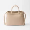 Bolso de piel mediano con hebilla Prada y doble cinturón Bolso de piel mediano con hebilla Prada y doble cinturón