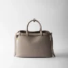 Bolso de piel mediano con hebilla Prada y doble cinturón Bolso de piel mediano con hebilla Prada y doble cinturón