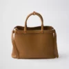 Bolso de piel mediano con hebilla Prada y doble cinturón Bolso de piel mediano con hebilla Prada y doble cinturón