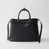 Bolso de piel mediano con hebilla Prada y doble cinturón Bolso de piel mediano con hebilla Prada y doble cinturón