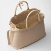 Bolso de piel mediano con hebilla Prada y doble cinturón Bolso de piel mediano con hebilla Prada y doble cinturón
