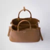 Bolso de piel mediano con hebilla Prada y doble cinturón Bolso de piel mediano con hebilla Prada y doble cinturón