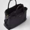 Bolso de piel mediano con hebilla Prada y doble cinturón Bolso de piel mediano con hebilla Prada y doble cinturón