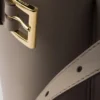 Bolso de piel mediano con hebilla Prada y doble cinturón Bolso de piel mediano con hebilla Prada y doble cinturón