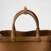 Bolso de piel mediano con hebilla Prada y doble cinturón Bolso de piel mediano con hebilla Prada y doble cinturón