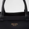 Bolso de piel mediano con hebilla Prada y doble cinturón Bolso de piel mediano con hebilla Prada y doble cinturón