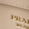 Bolso de piel mediano con hebilla Prada y doble cinturón Bolso de piel mediano con hebilla Prada y doble cinturón