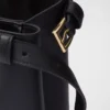 Bolso de piel mediano con hebilla Prada y doble cinturón Bolso de piel mediano con hebilla Prada y doble cinturón