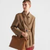 Bolso de piel mediano con hebilla Prada y doble cinturón Bolso de piel mediano con hebilla Prada y doble cinturón