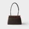 Bolso de piel mediano Prada Passage con solapa de Re-Nylon Bolso de piel mediano Prada Passage con solapa de Re-Nylon
