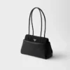 Bolso de piel mediano Prada Passage con solapa de Re-Nylon Bolso de piel mediano Prada Passage con solapa de Re-Nylon