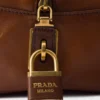 Bolso de piel Prada Bowling mediano con asa superior Bolso de piel Prada Bowling mediano con asa superior