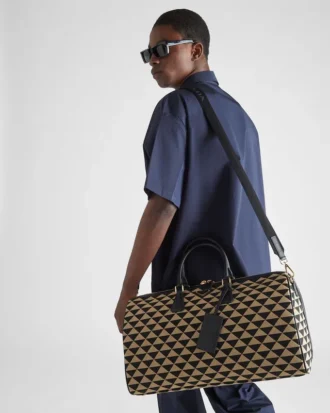 Bolso de viaje grande de tela con el símbolo Symbole de Prada bordado