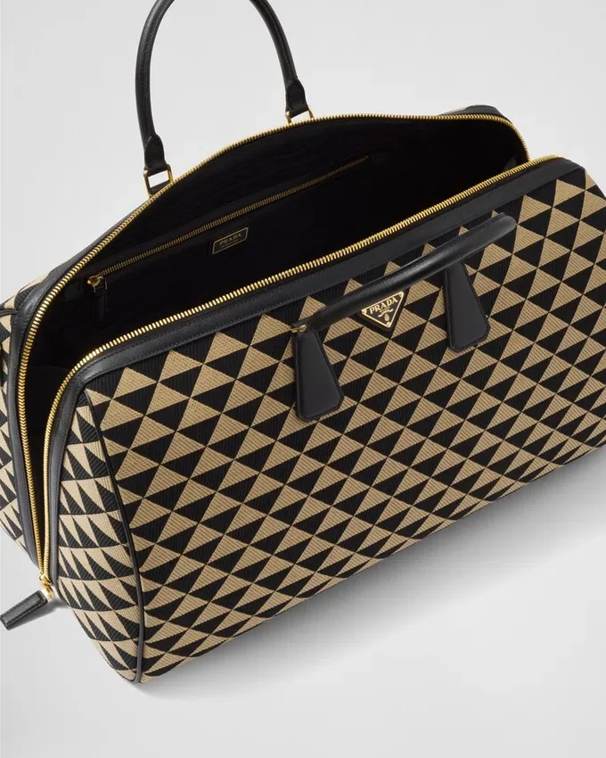 Bolso de viaje grande de tela con el símbolo Symbole de Prada bordado Bolso de viaje grande de tela con el símbolo Symbole de Prada bordado