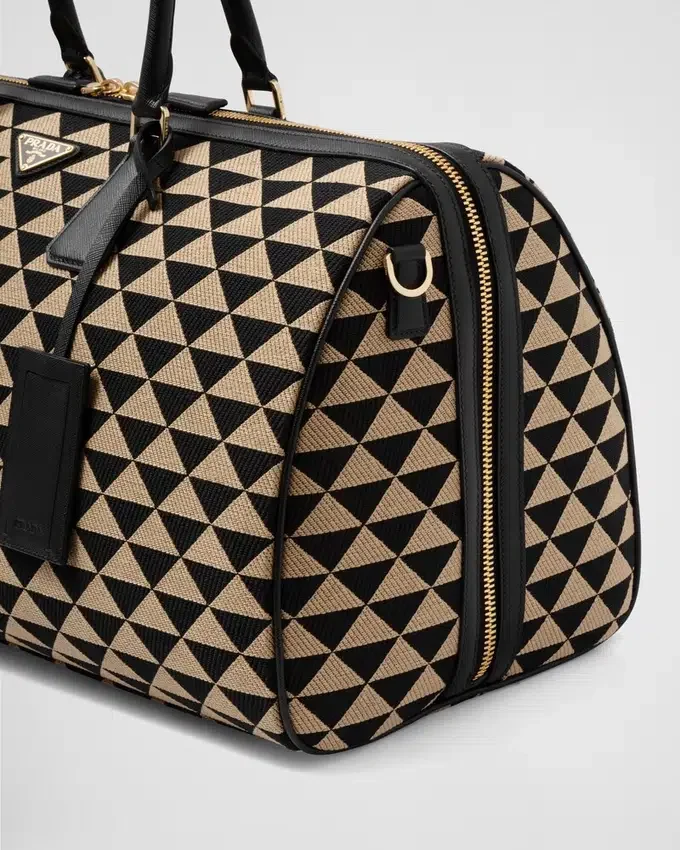 Bolso de viaje grande de tela con el símbolo Symbole de Prada bordado Bolso de viaje grande de tela con el símbolo Symbole de Prada bordado