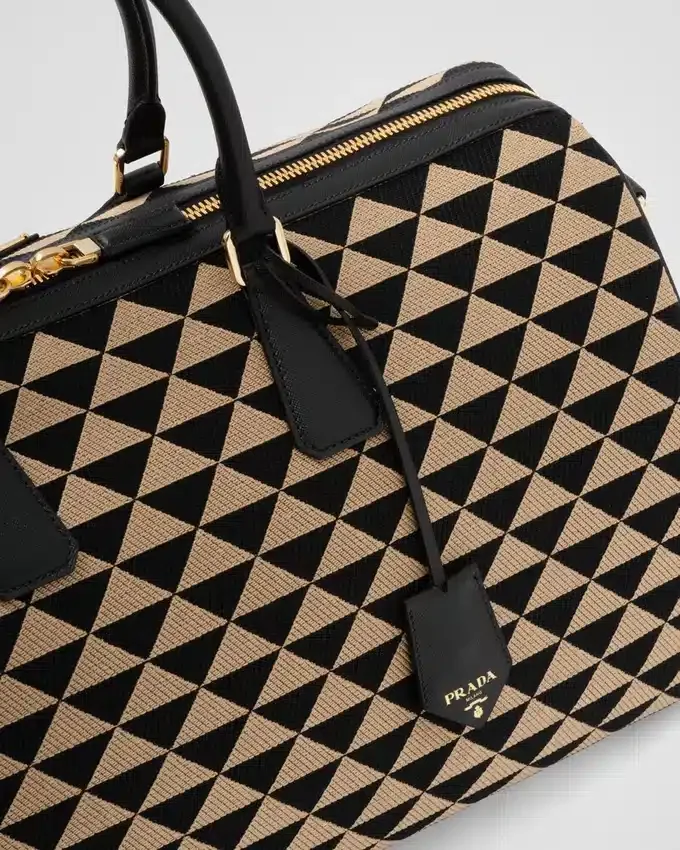 Bolso de viaje grande de tela con el símbolo Symbole de Prada bordado Bolso de viaje grande de tela con el símbolo Symbole de Prada bordado