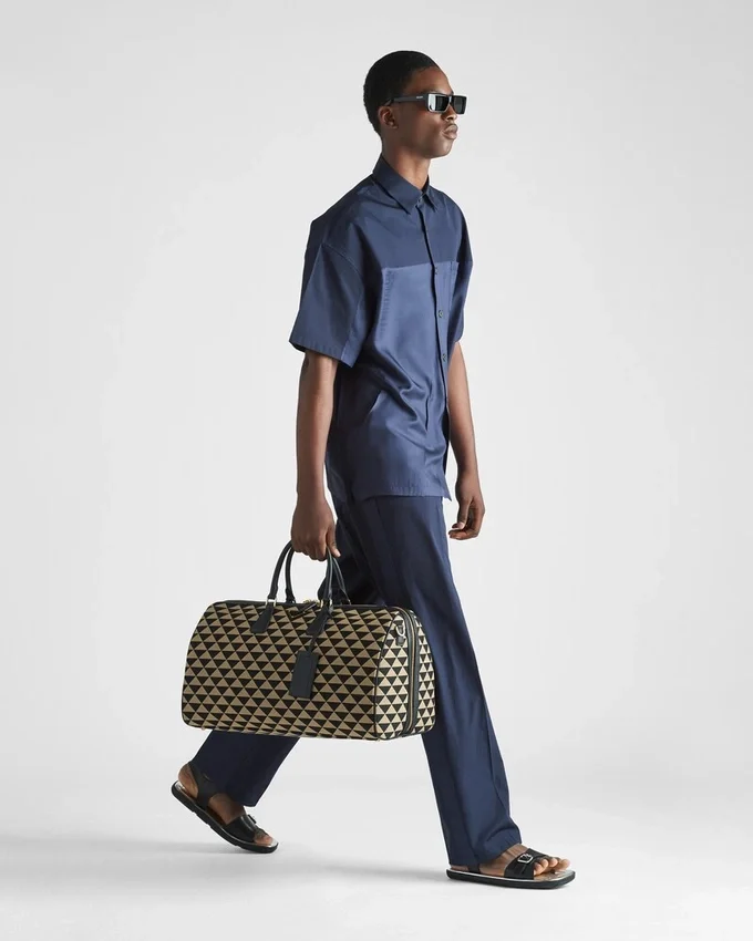 Bolso de viaje grande de tela con el símbolo Symbole de Prada bordado Bolso de viaje grande de tela con el símbolo Symbole de Prada bordado