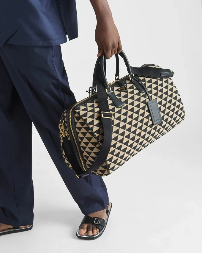 Bolso de viaje grande de tela con el símbolo Symbole de Prada bordado Bolso de viaje grande de tela con el símbolo Symbole de Prada bordado