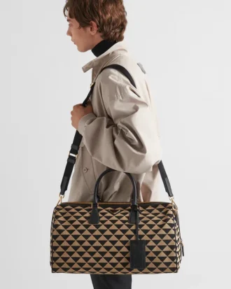 Bolso de viaje mediano de tela con el símbolo de Prada bordado