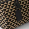 Bolso de viaje mediano de tela con el símbolo de Prada bordado Bolso de viaje mediano de tela con el símbolo de Prada bordado