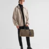 Bolso de viaje mediano de tela con el símbolo de Prada bordado Bolso de viaje mediano de tela con el símbolo de Prada bordado