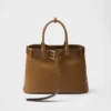 Bolso grande de piel con hebilla Prada y cinturón