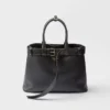 Bolso grande de piel con hebilla Prada y cinturón Bolso grande de piel con hebilla Prada y cinturón