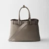 Bolso grande de piel con hebilla Prada y cinturón