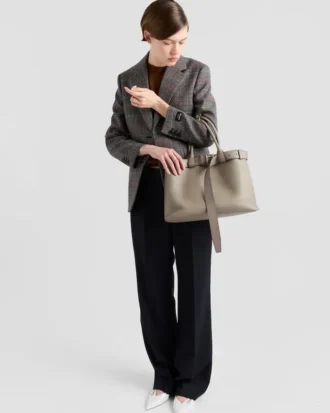 Bolso grande de piel con hebilla Prada y cinturón
