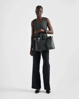 Bolso grande de piel con hebilla Prada y cinturón