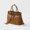 Bolso grande de piel con hebilla Prada y cinturón