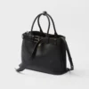 Bolso grande de piel con hebilla Prada y cinturón Bolso grande de piel con hebilla Prada y cinturón