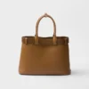Bolso grande de piel con hebilla Prada y cinturón