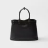 Bolso grande de piel con hebilla Prada y cinturón Bolso grande de piel con hebilla Prada y cinturón
