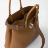 Bolso grande de piel con hebilla Prada y cinturón