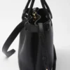 Bolso grande de piel con hebilla Prada y cinturón Bolso grande de piel con hebilla Prada y cinturón