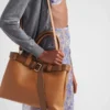 Bolso grande de piel con hebilla Prada y cinturón