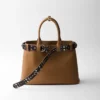 Bolso grande de piel con hebilla Prada y cinturón con tachuelas Bolso grande de piel con hebilla Prada y cinturón con tachuelas