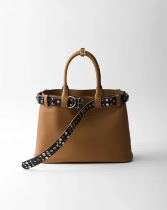 Bolso grande de piel con hebilla Prada y cinturón con tachuelas