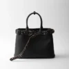 Bolso grande de piel con hebilla Prada y cinturón con tachuelas Bolso grande de piel con hebilla Prada y cinturón con tachuelas
