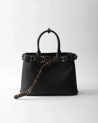 Bolso grande de piel con hebilla Prada y cinturón con tachuelas