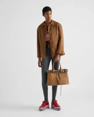 Bolso grande de piel con hebilla Prada y cinturón con tachuelas