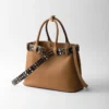 Bolso grande de piel con hebilla Prada y cinturón con tachuelas Bolso grande de piel con hebilla Prada y cinturón con tachuelas