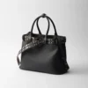 Bolso grande de piel con hebilla Prada y cinturón con tachuelas Bolso grande de piel con hebilla Prada y cinturón con tachuelas