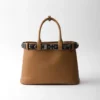 Bolso grande de piel con hebilla Prada y cinturón con tachuelas Bolso grande de piel con hebilla Prada y cinturón con tachuelas
