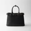 Bolso grande de piel con hebilla Prada y cinturón con tachuelas Bolso grande de piel con hebilla Prada y cinturón con tachuelas