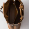 Bolso grande de piel con hebilla Prada y cinturón con tachuelas Bolso grande de piel con hebilla Prada y cinturón con tachuelas