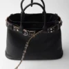 Bolso grande de piel con hebilla Prada y cinturón con tachuelas Bolso grande de piel con hebilla Prada y cinturón con tachuelas