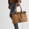 Bolso grande de piel con hebilla Prada y cinturón con tachuelas Bolso grande de piel con hebilla Prada y cinturón con tachuelas